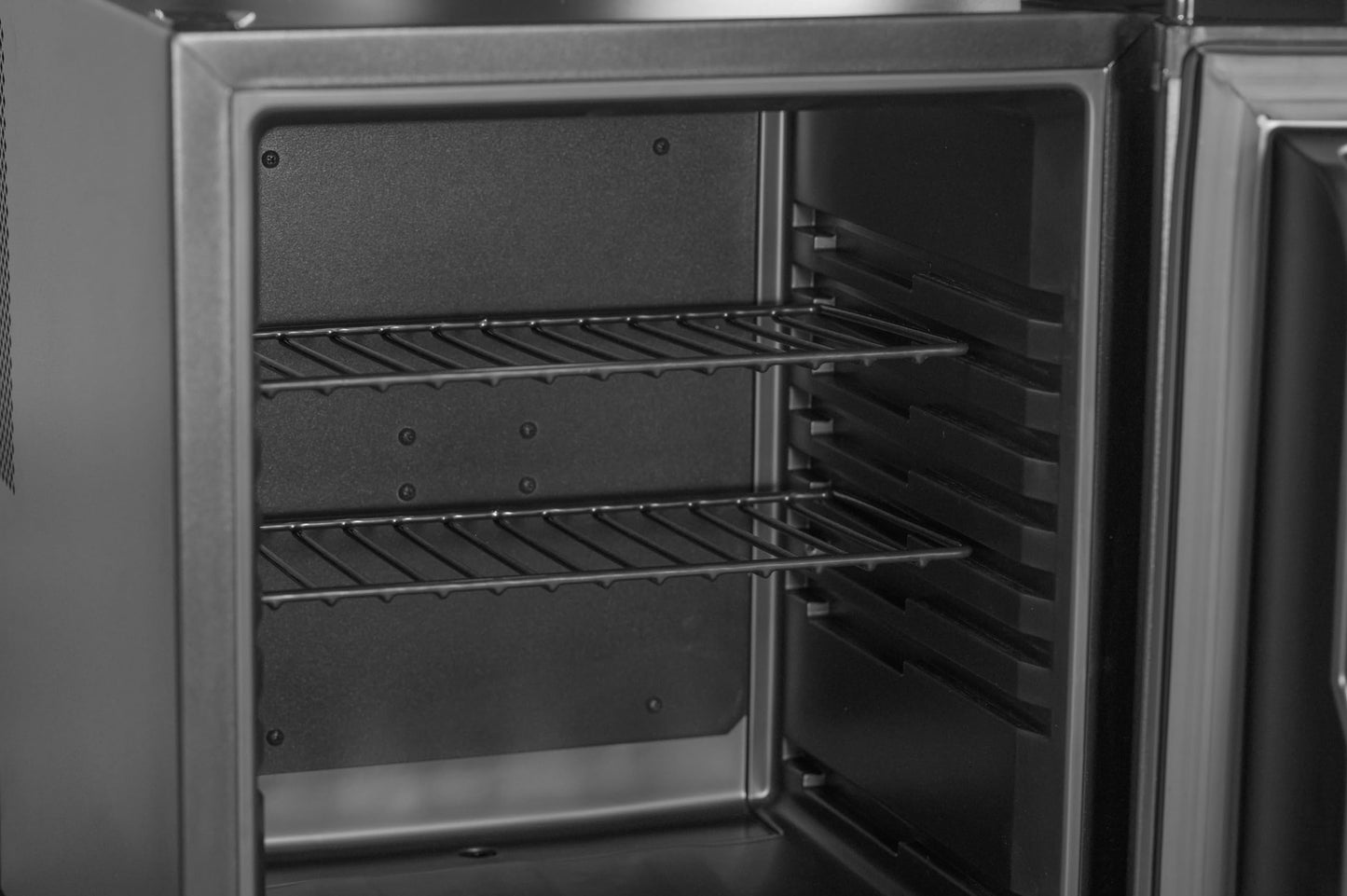 METRO Professional Minibar 45L – Frigorífico Compacto con 2 Estantes, Puerta Reversible, Bajo Consumo, Ideal para Oficina, Dormitorio u Hotel, 43x48x52.2 cm, Negro